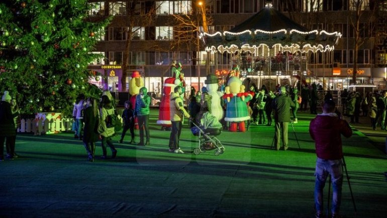 Warm weather favors thousands people enjoying Christmas Fair in city center 