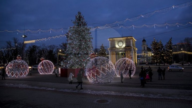 Economic agent donated four huge globes. Now, it's ideal place to take photos 