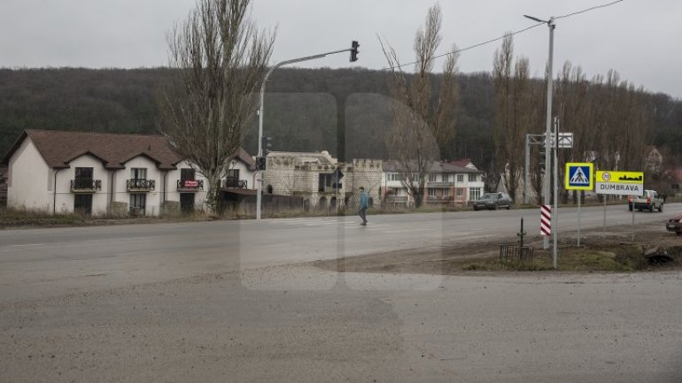 New traffic lights installed at intersection between Balcani highway, Durlesti town and Dumbrava village