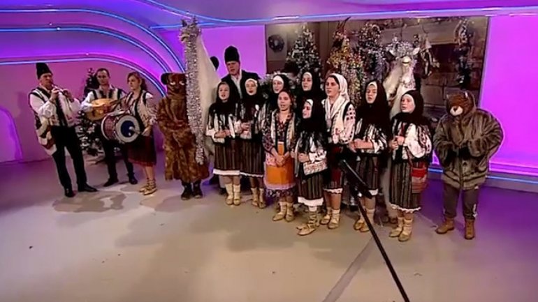 Floare de Cireş ensemble from Ruşeşti Noi transmitted their Happy New Year wish on PUBLIKA TV stage 