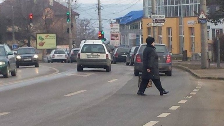 Pedestrians crossing street irregularly fined in Bălți 