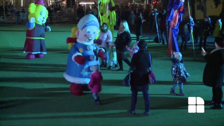 31 August street looks like in fairy tales. Dozens of people wait for lights to be lit