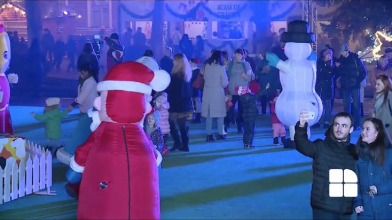 31 August street looks like in fairy tales. Dozens of people wait for lights to be lit