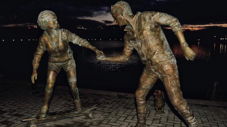 New piece of art decorates the Capital. Sculpture of two lovers installed in Valea Morilor Park