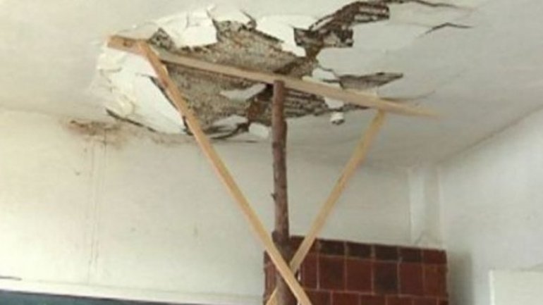 Danger for 500 pupils of lyceum from Peresecina. Roof is about to fall on pupils