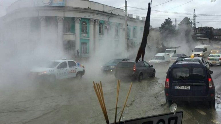 Hot water pipe cracked flooding Vadul lui Voda Street from Capital