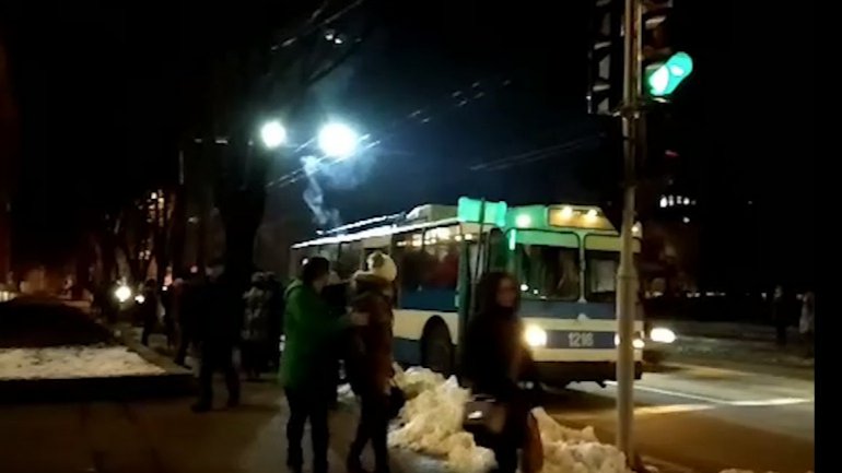 Pantograph of trolleybus suddenly got on fire on București st. of Chisinau  