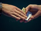 Two police officers arrested for extorting 5 000 euro, promising to influence anticorruption officers