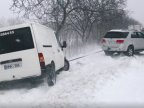 Heavy snow on street: Moldovans didn't remain indifferent, helping other blocked cars