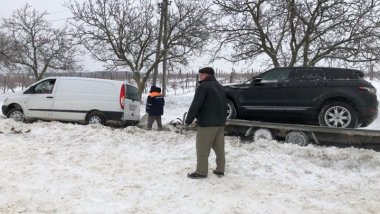 Mercedes that was bringing another car from Germany overturned in Nisporeni