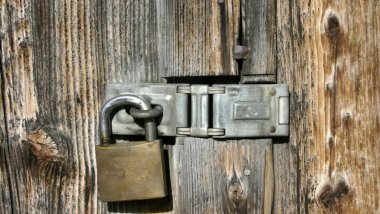 Tenant from Bălți locked out of his rented apartment, after landlord changed deadbolt