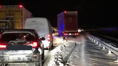 Hundreds of stranded drivers have spent freezing night in their cars as thundersnow causes havoc over Britain