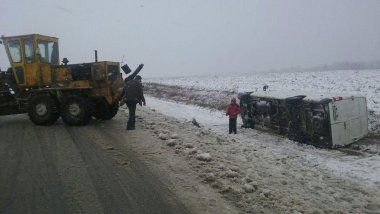 It snows with accidents! Minibus overturned on highway from Slobozia