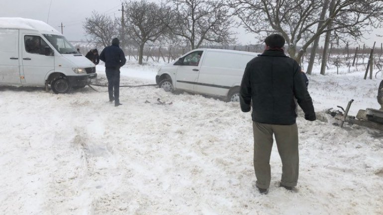 Mercedes that was bringing another car from Germany overturned in Nisporeni