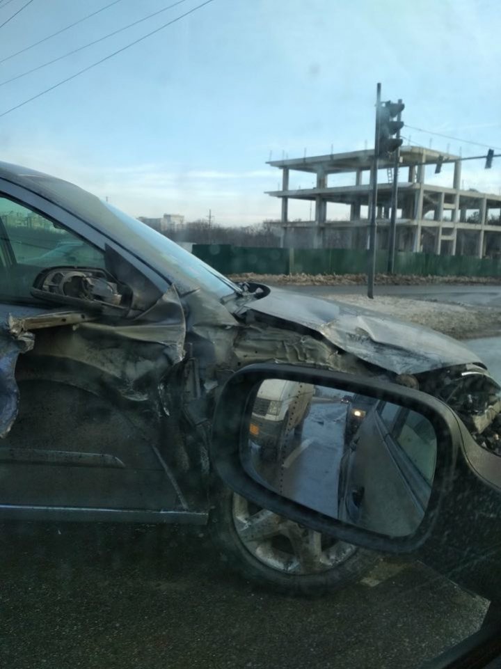 Car severely damaged after hitting minibus in Poșta Veche district of capital 