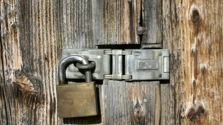 Tenant from Bălți locked out of his rented apartment, after landlord changed deadbolt