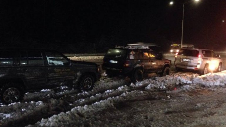 Winter causes difficult traffic in Moldova. Hundreds rescuers intervened to unblock cars 