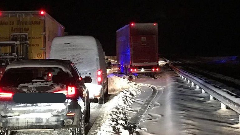 Hundreds of stranded drivers have spent freezing night in their cars as thundersnow causes havoc over Britain