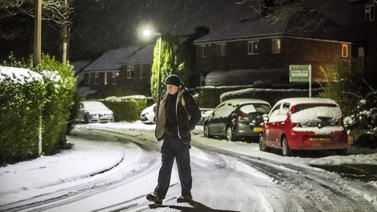 Hundreds of stranded drivers have spent freezing night in their cars as thundersnow causes havoc over Britain