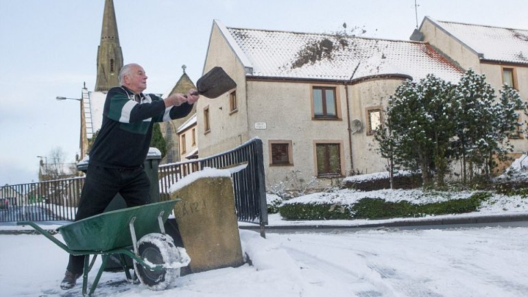 Hundreds of stranded drivers have spent freezing night in their cars as thundersnow causes havoc over Britain