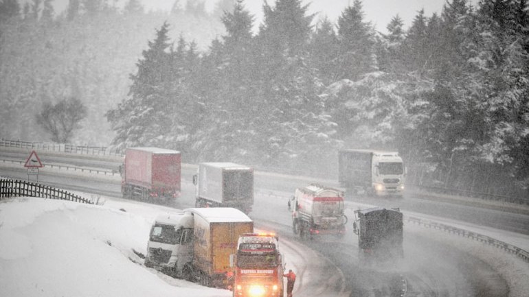 Hundreds of stranded drivers have spent freezing night in their cars as thundersnow causes havoc over Britain