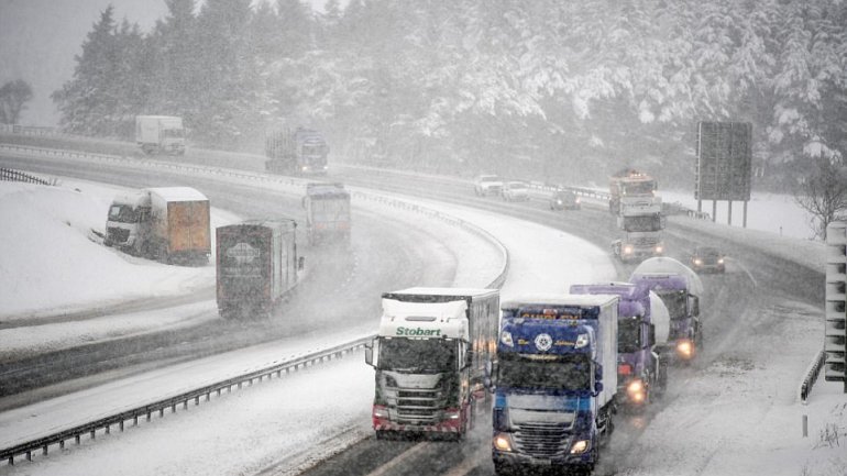 Hundreds of stranded drivers have spent freezing night in their cars as thundersnow causes havoc over Britain