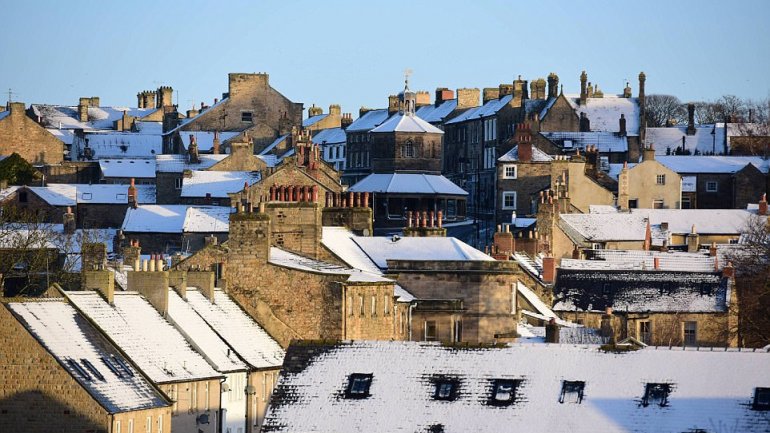 Hundreds of stranded drivers have spent freezing night in their cars as thundersnow causes havoc over Britain