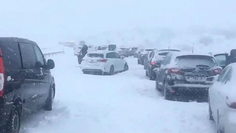 Over 3 000 cars trapped overnight on motorway in Spain due to heavy snow