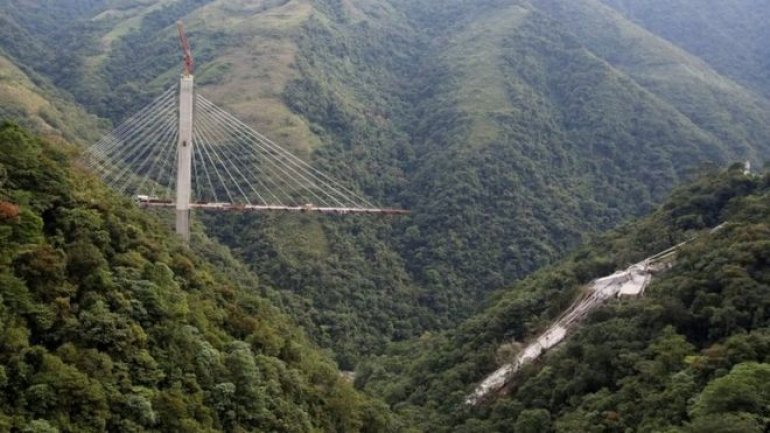 At least 9 dead and 5 injured in Colombia after motorway bridge collapsed