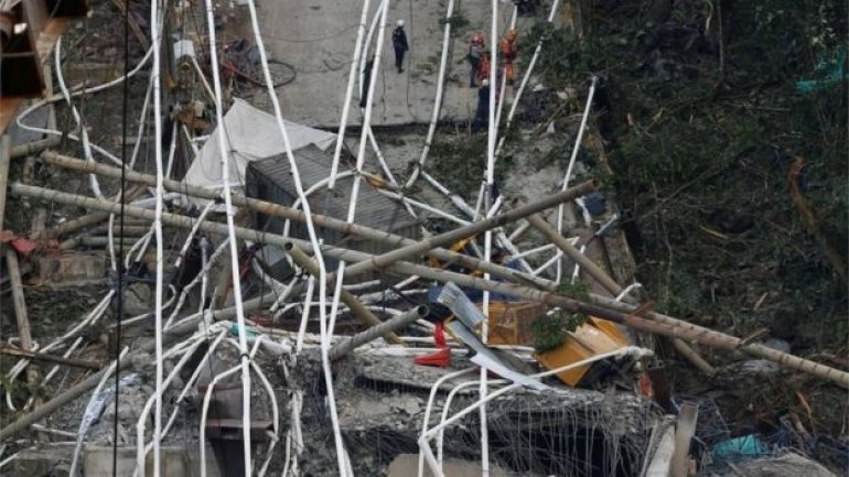 At least 9 dead and 5 injured in Colombia after motorway bridge collapsed