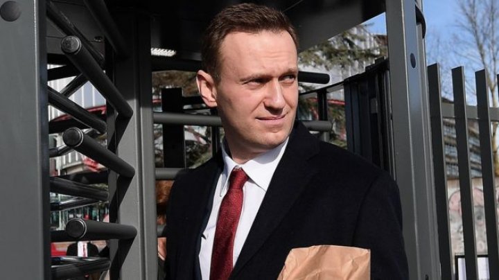 Russian police raided opposition leader Navalny's office amid election boycott rallies: Bomb threat reported