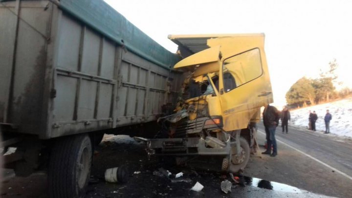 A woman killed after crash between two trucks on Orhei-Rezina route