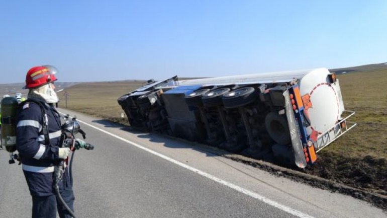 Rescuers and firefighters called in, as truck filled with oil toppled near Vulcănești 