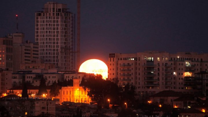 Super blue blood moon around the world 