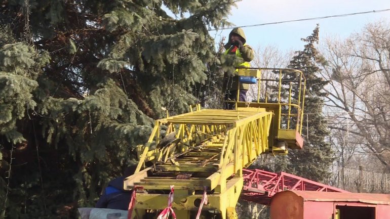 Holidays came to an end. Employees are disassembling the Christmas Fair and taking down the Christmas tree