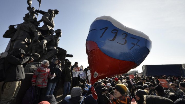 Russian police raided opposition leader Navalny's office amid election boycott rallies: Bomb threat reported