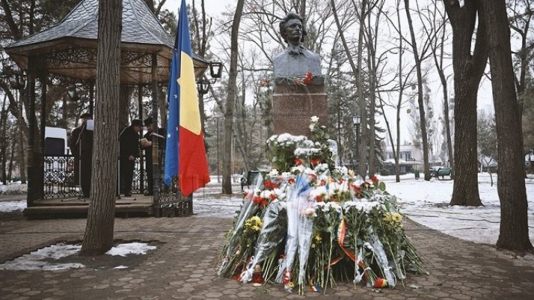 Moldova's politicians, writers laid flowers at bust of national poet Mihai Eminescu on Culture Day