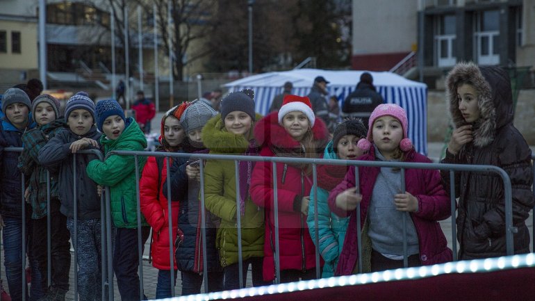 Christmas Fair opened in Nisporeni. Children can enjoy an ice rink, planetarium and slides