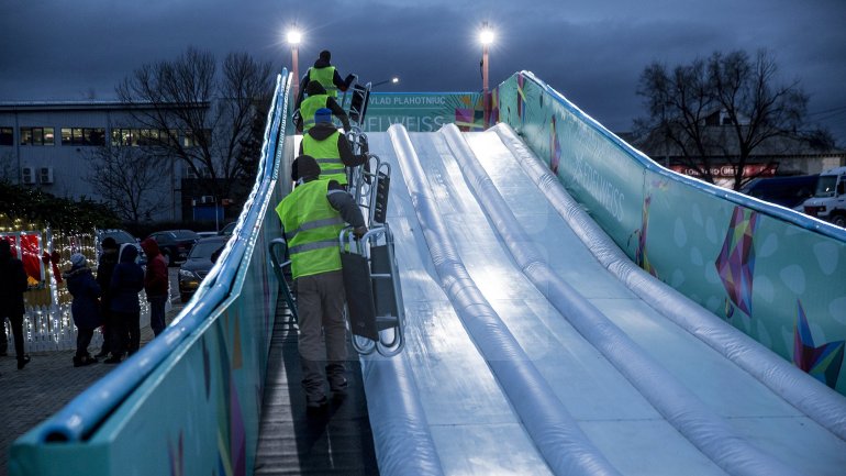 Christmas Fair opened in Nisporeni. Children can enjoy an ice rink, planetarium and slides