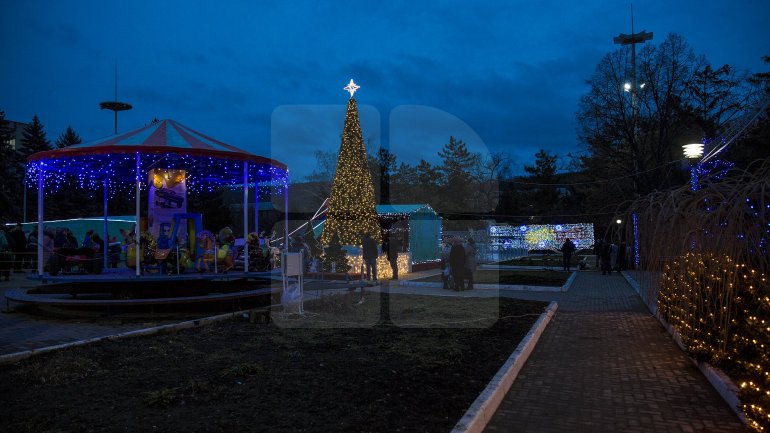 Christmas Fair opened in Nisporeni. Children can enjoy an ice rink, planetarium and slides