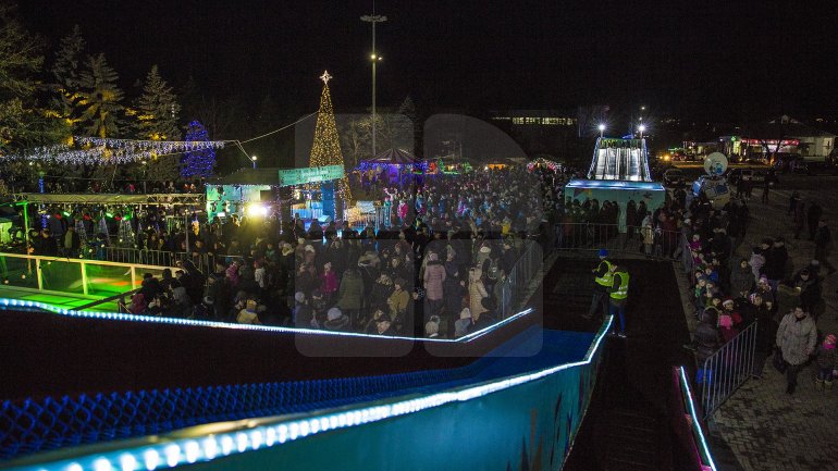 Christmas Fair opened in Nisporeni. Children can enjoy an ice rink, planetarium and slides