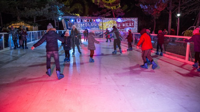 Christmas Fair opened in Nisporeni. Children can enjoy an ice rink, planetarium and slides