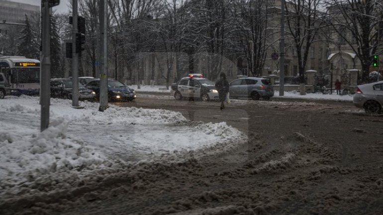 Heavy snow in Moldova: power outage in nearly 300 settlements, 27 roads snowed in and 65 registered accidents