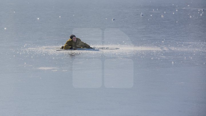 PHOTOREPORT. Panic at Valea Morilor lake. Fishermen fell under ice