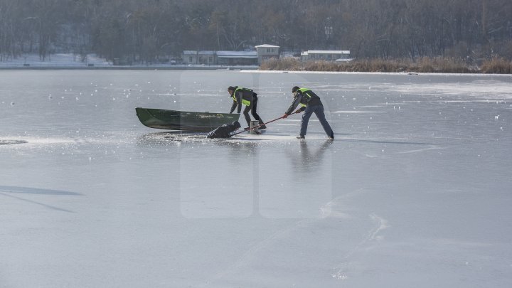 PHOTOREPORT. Panic at Valea Morilor lake. Fishermen fell under ice