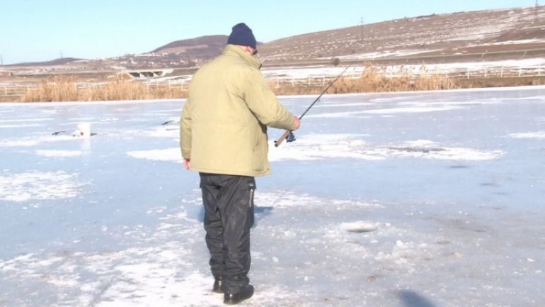 Lovers of ice fishing woke up early today to catch the best spots