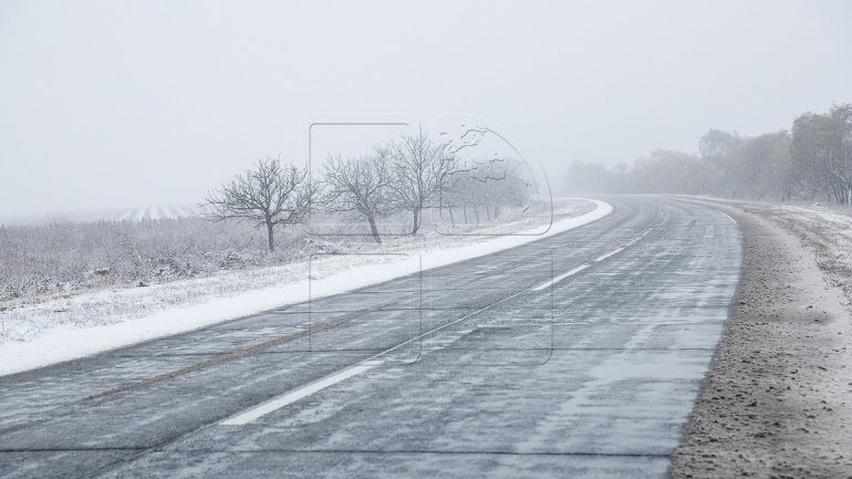 Icy roads caused 1 truck to be stuck in Troița Nouă village and another 6 stopped to avoid blockages