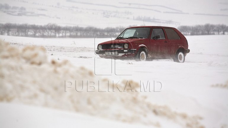 Snow blocked multiple national roads from Moldova