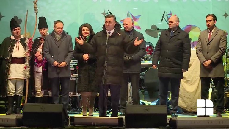 Authorities came to congratulate people with the New Year at the concert held in Nisporeni