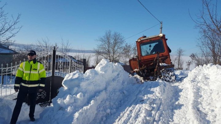 Police employees participated at snow cleaning in village from Sângerei